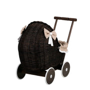 Wicker Stories dockvagn Lili – mörk vide och beige bäddset